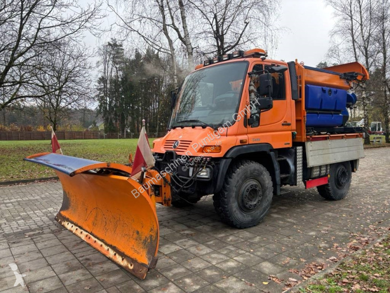 Veicolo per la pulizia delle strade Unimog...
