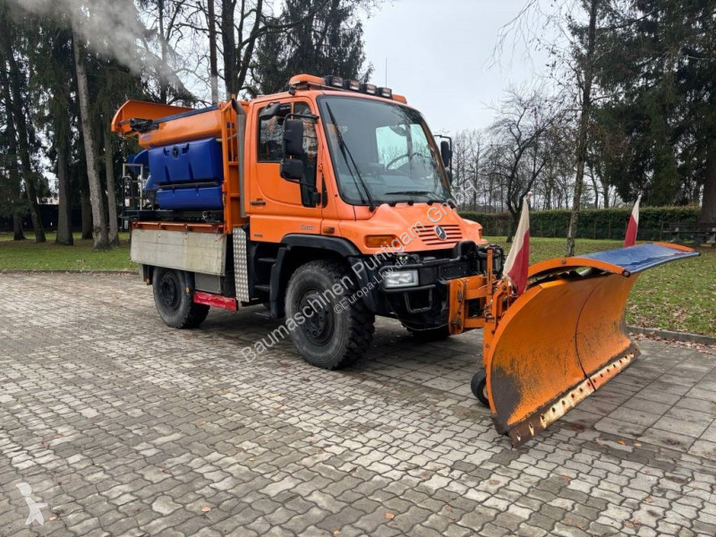 Veicolo per la pulizia delle strade Unimog...