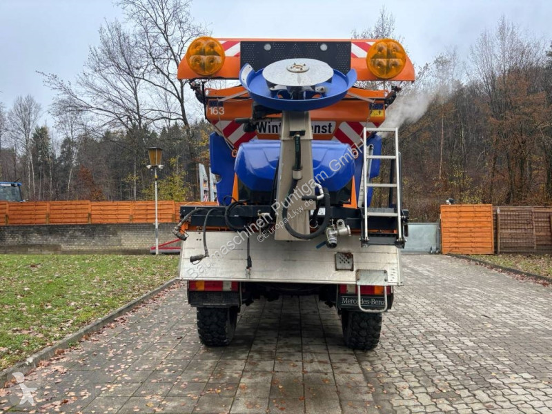 Veicolo per la pulizia delle strade Unimog...