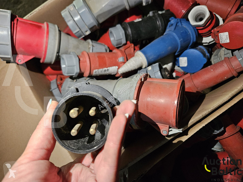 قطع غيار الآليات الثقيلة  plugs