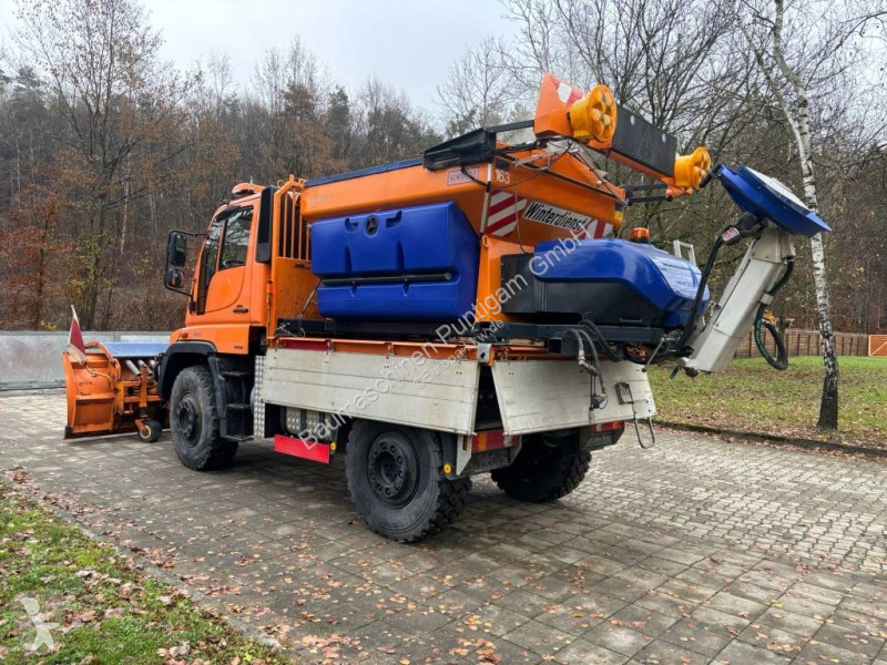 Veicolo per la pulizia delle strade Unimog...