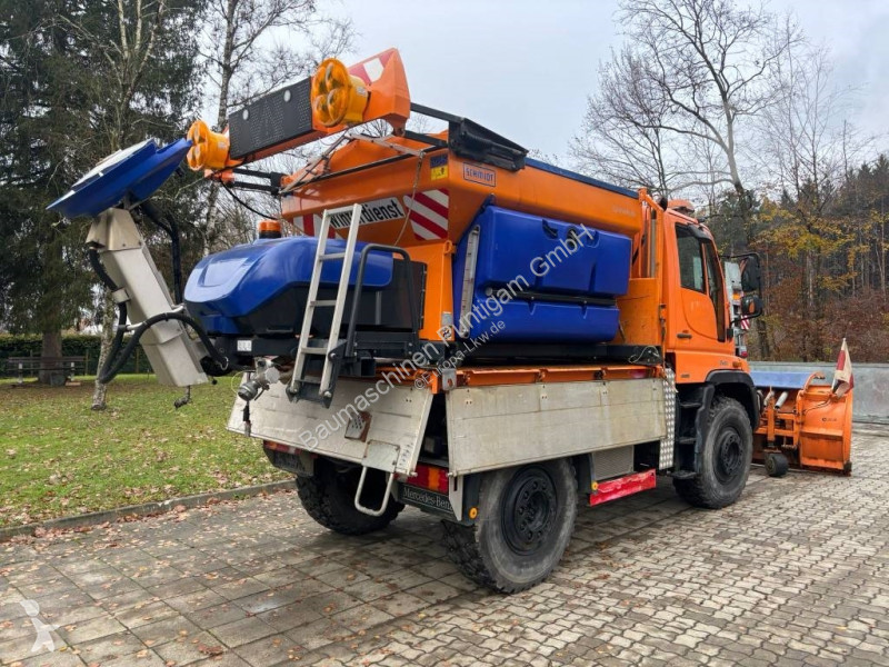 Veicolo per la pulizia delle strade Unimog...