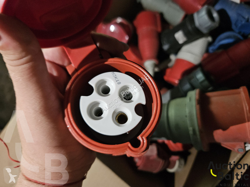 قطع غيار الآليات الثقيلة  plugs