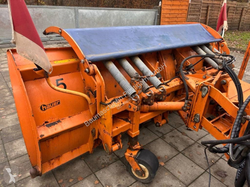 Veicolo per la pulizia delle strade Unimog...