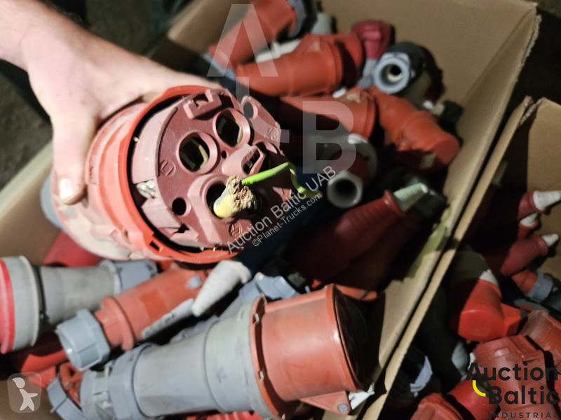 قطع غيار الآليات الثقيلة  plugs