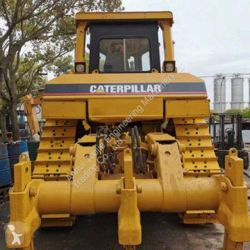 Buldozer na pásech Caterpillar