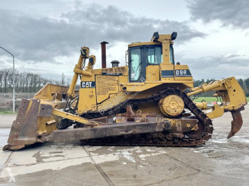 Buldozer na pásech Caterpillar