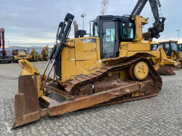 Buldozer na pásech Caterpillar