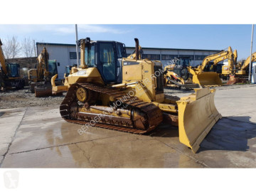 Buldozer na pásech Caterpillar
