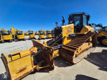 Buldozer na pásech Caterpillar