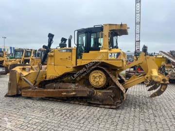 Buldozer na pásech Caterpillar