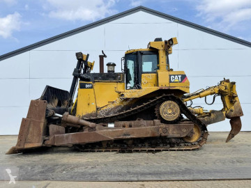 Buldozer na pásech Caterpillar