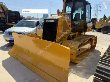 Buldozer na pásech Caterpillar