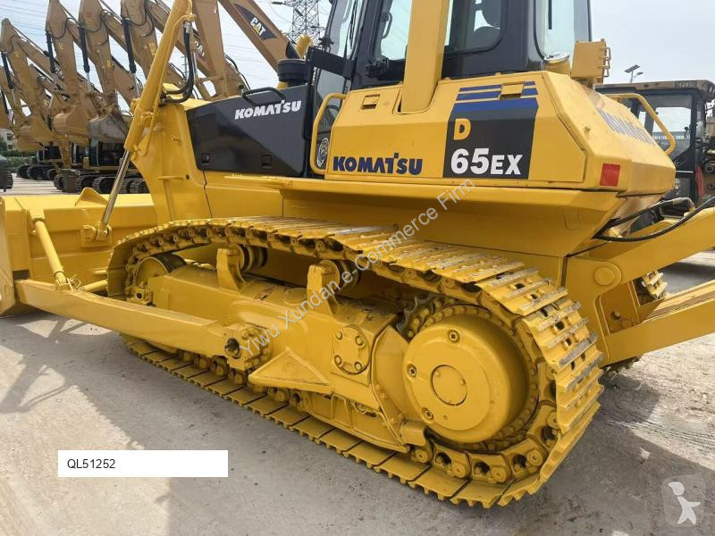 Buldozér Komatsu D65