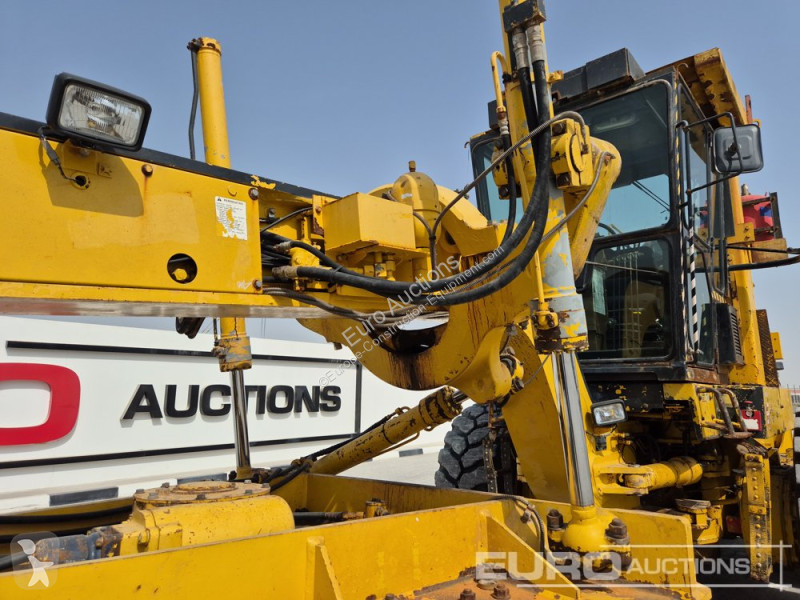 Buldozer Komatsu GD825A-2