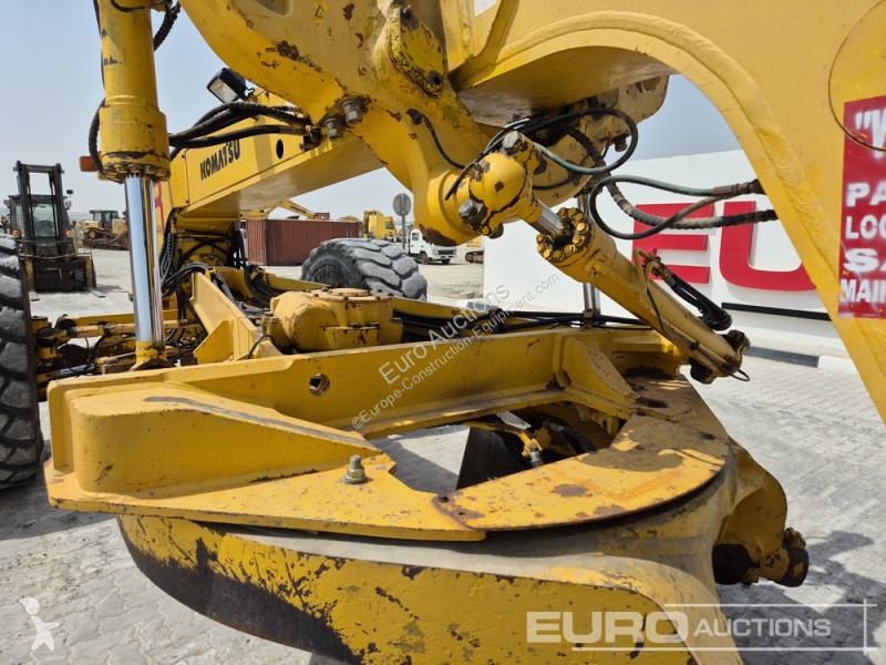 Bulldozer Komatsu GD825A-2