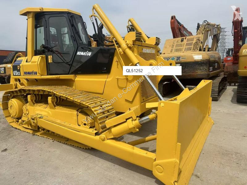 Buldozér Komatsu D65