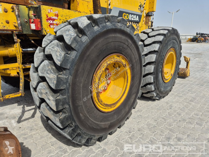 Buldozer Komatsu GD825A-2