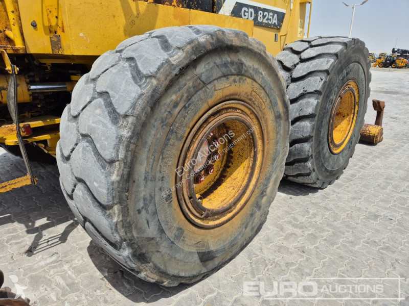 Buldozer Komatsu GD825A-2