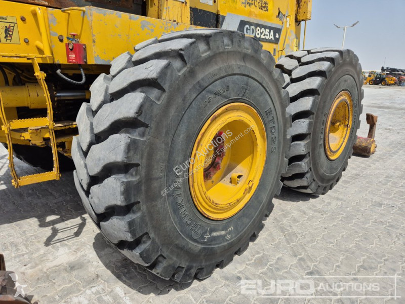 Bulldozer Komatsu GD825A-2