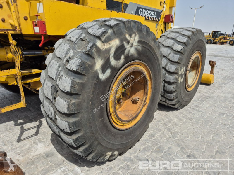 Buldozer Komatsu GD825A-2
