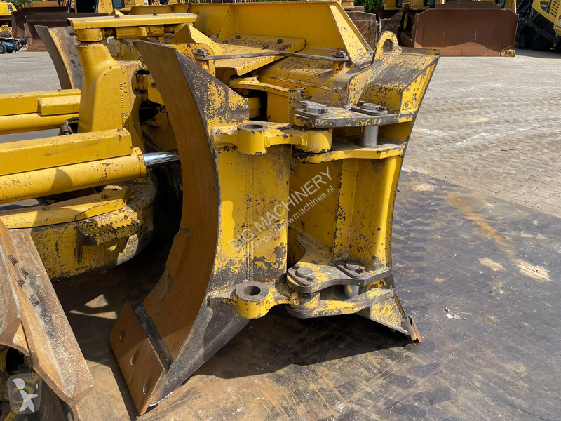 بلدوزر Komatsu i-24