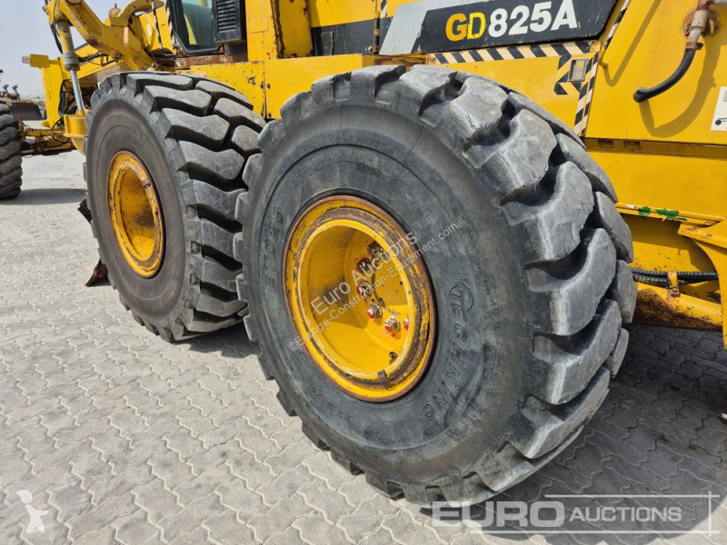 Buldozer Komatsu GD825A-2