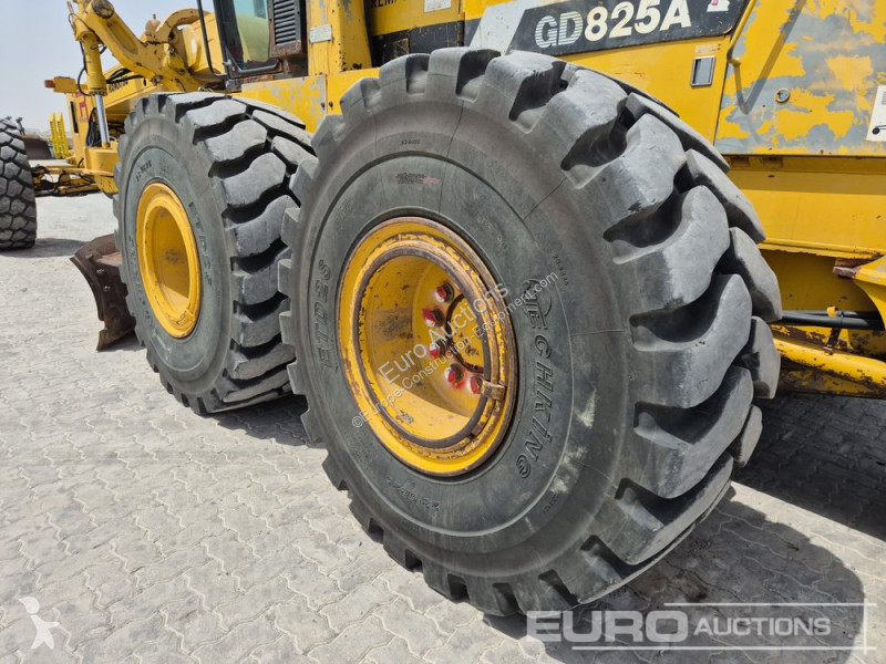 Bulldozer Komatsu GD825A-2