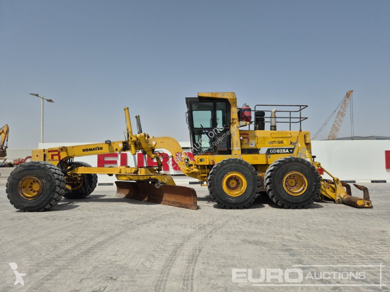 Bulldozer Komatsu GD825A-2