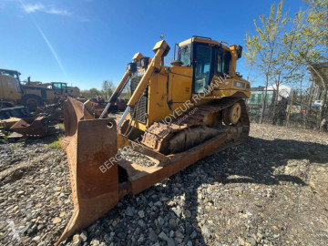 Buldozer na pásech Caterpillar