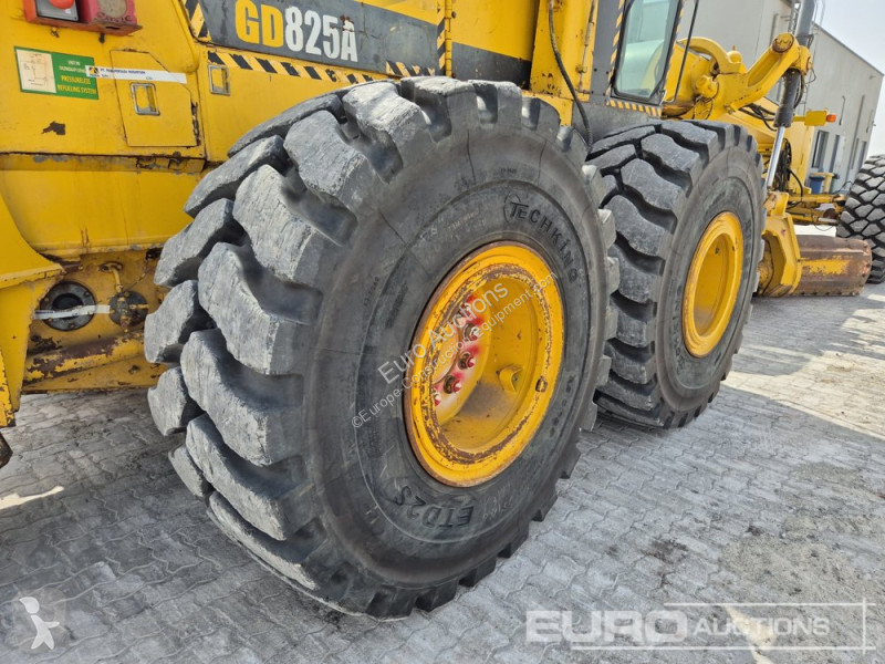 Buldozer Komatsu GD825A-2