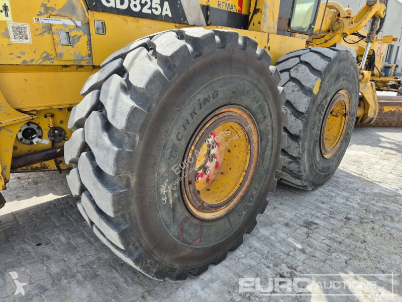 Bulldozer Komatsu GD825A-2