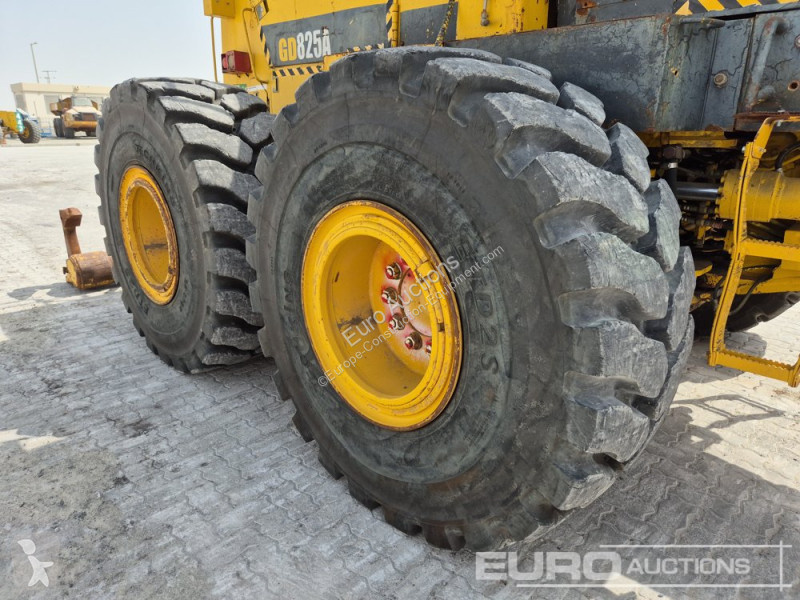 Buldozer Komatsu GD825A-2