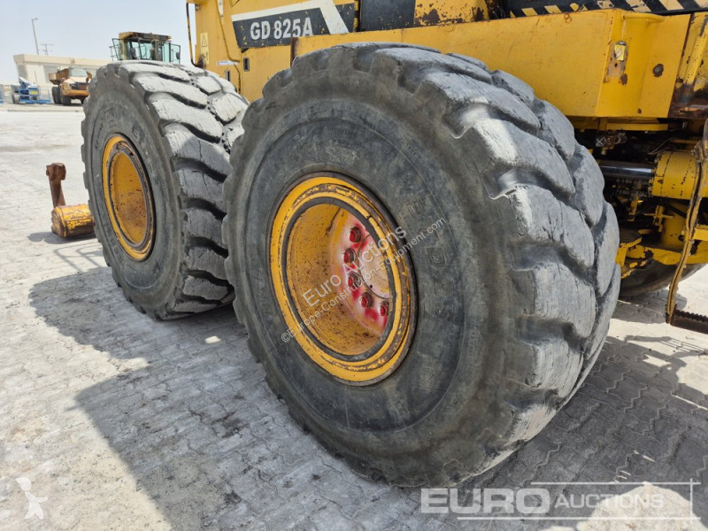 Buldozer Komatsu GD825A-2