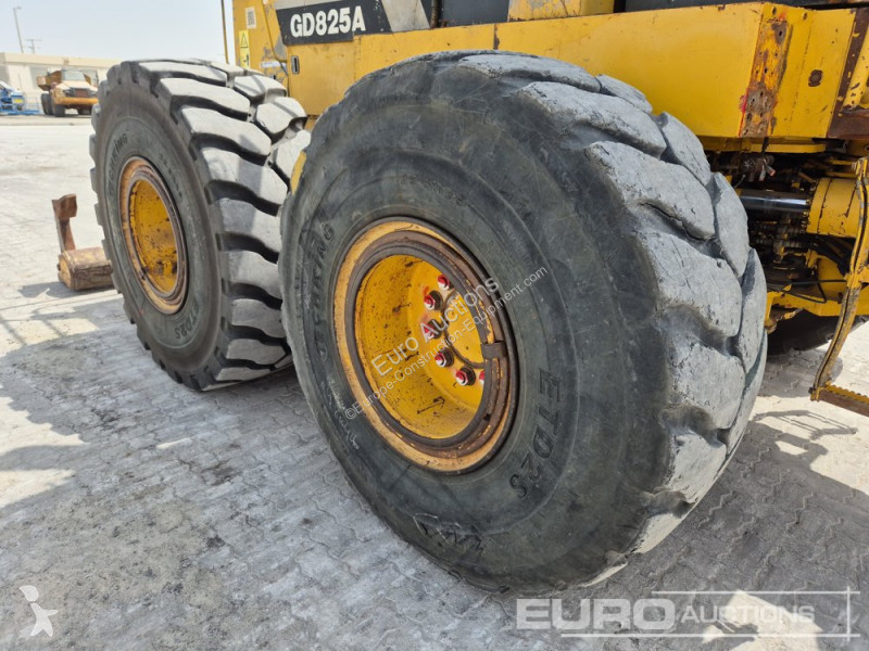 Bulldozer Komatsu GD825A-2