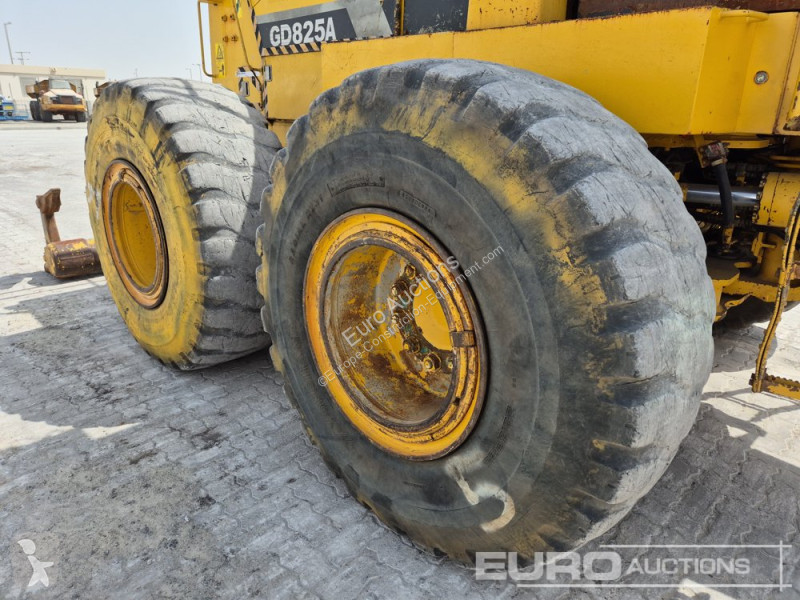 Buldozer Komatsu GD825A-2