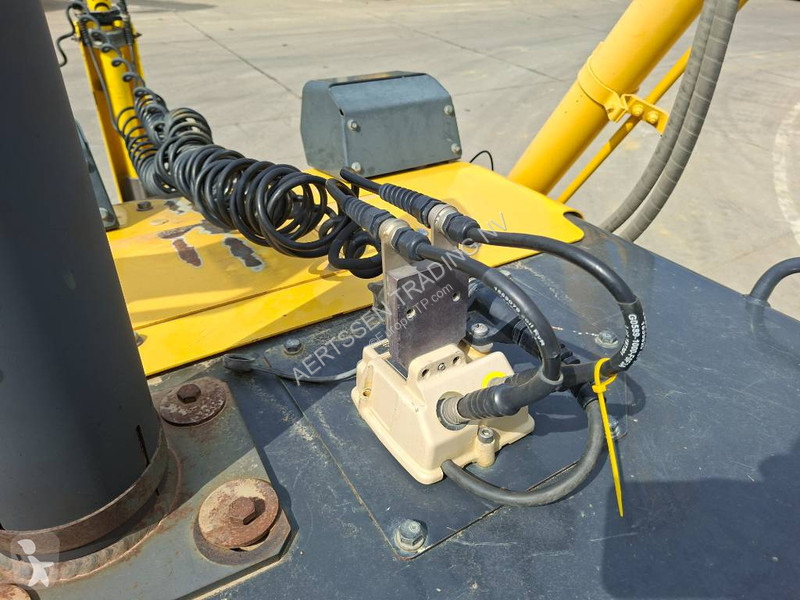 بلدوزر Komatsu (with Topcon 3D GPS)