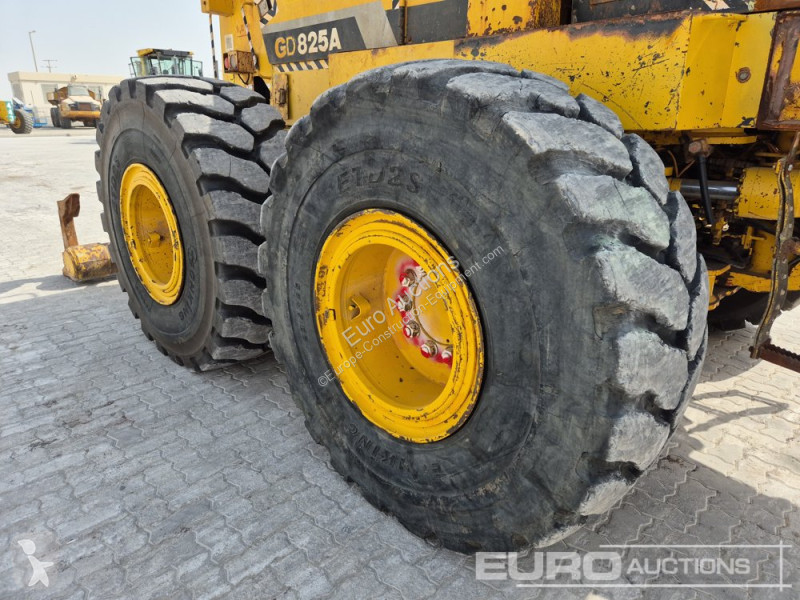Buldozer Komatsu GD825A-2