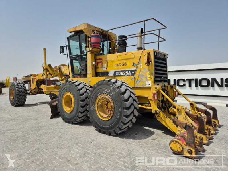 Bulldozer Komatsu GD825A-2