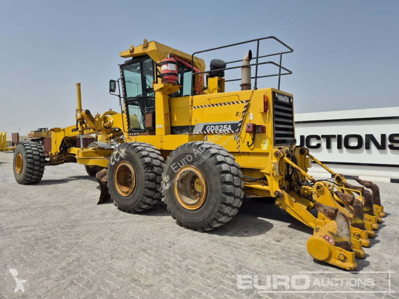 Buldozer Komatsu GD825A-2
