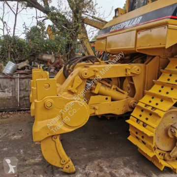 Buldozer na pásech Caterpillar