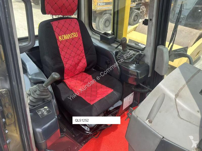 Buldozér Komatsu D65