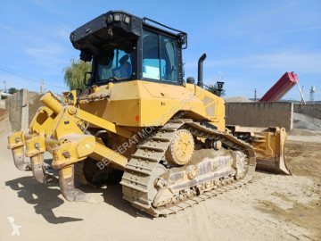 Buldozer na pásech Caterpillar