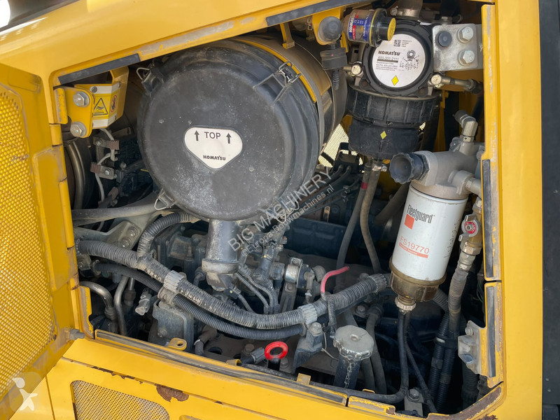 بلدوزر Komatsu i-24