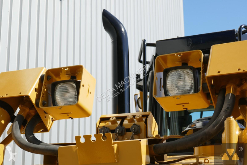 بلدوزر Caterpillar D6T