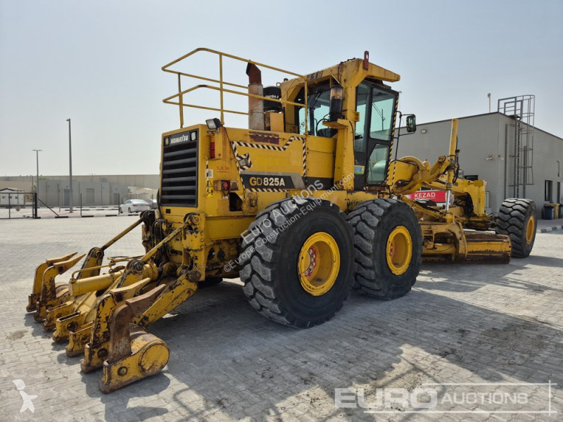 Buldozer Komatsu GD825A-2