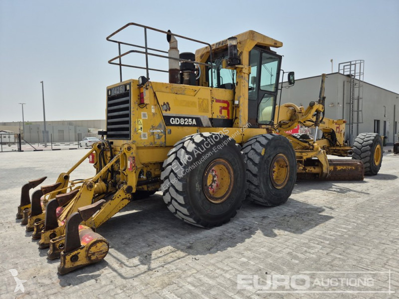 Bulldozer Komatsu GD825A-2