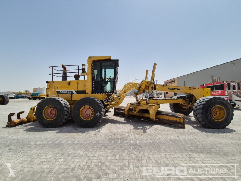 Buldozer Komatsu GD825A-2