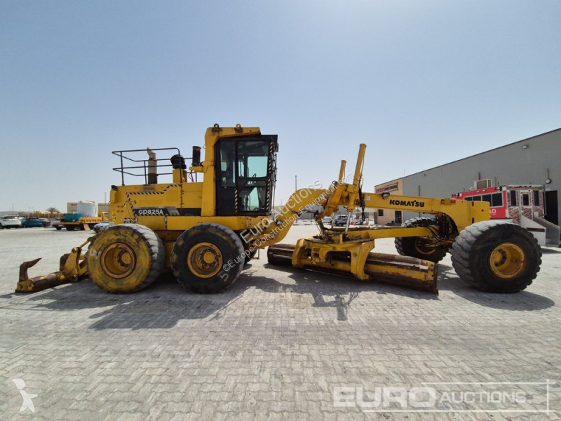 Buldozer Komatsu GD825A-2