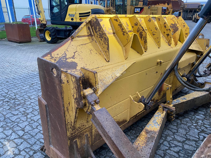 Бульдозер Caterpillar D6T
